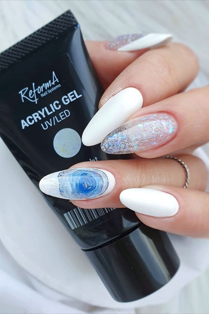 Biały manicure z drobinkami