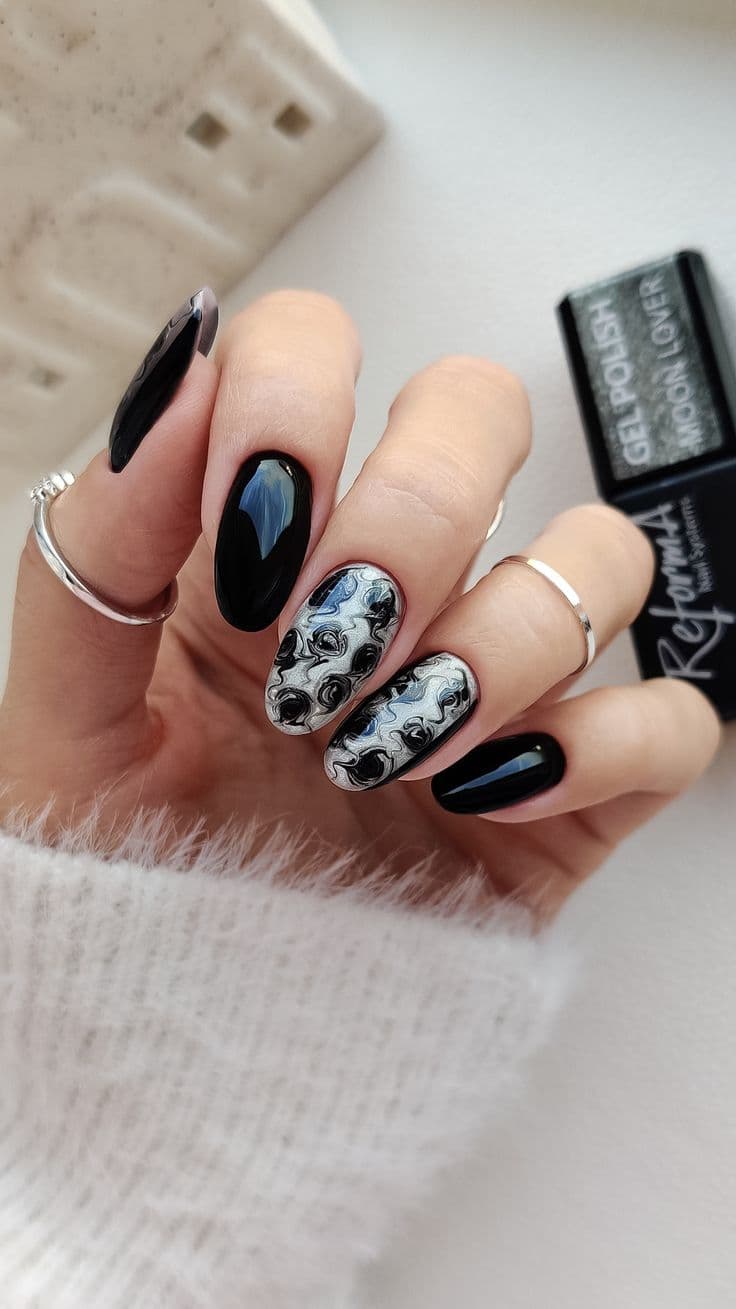 Czarny manicure i marmurek na paznokciach