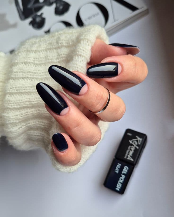Granatowe hybrydy i half moon manicure