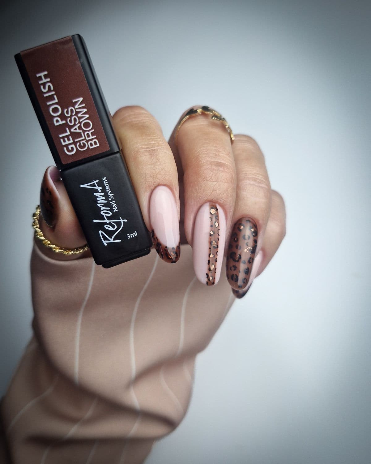 Jasny manicure hybrydowy z efektem panterki