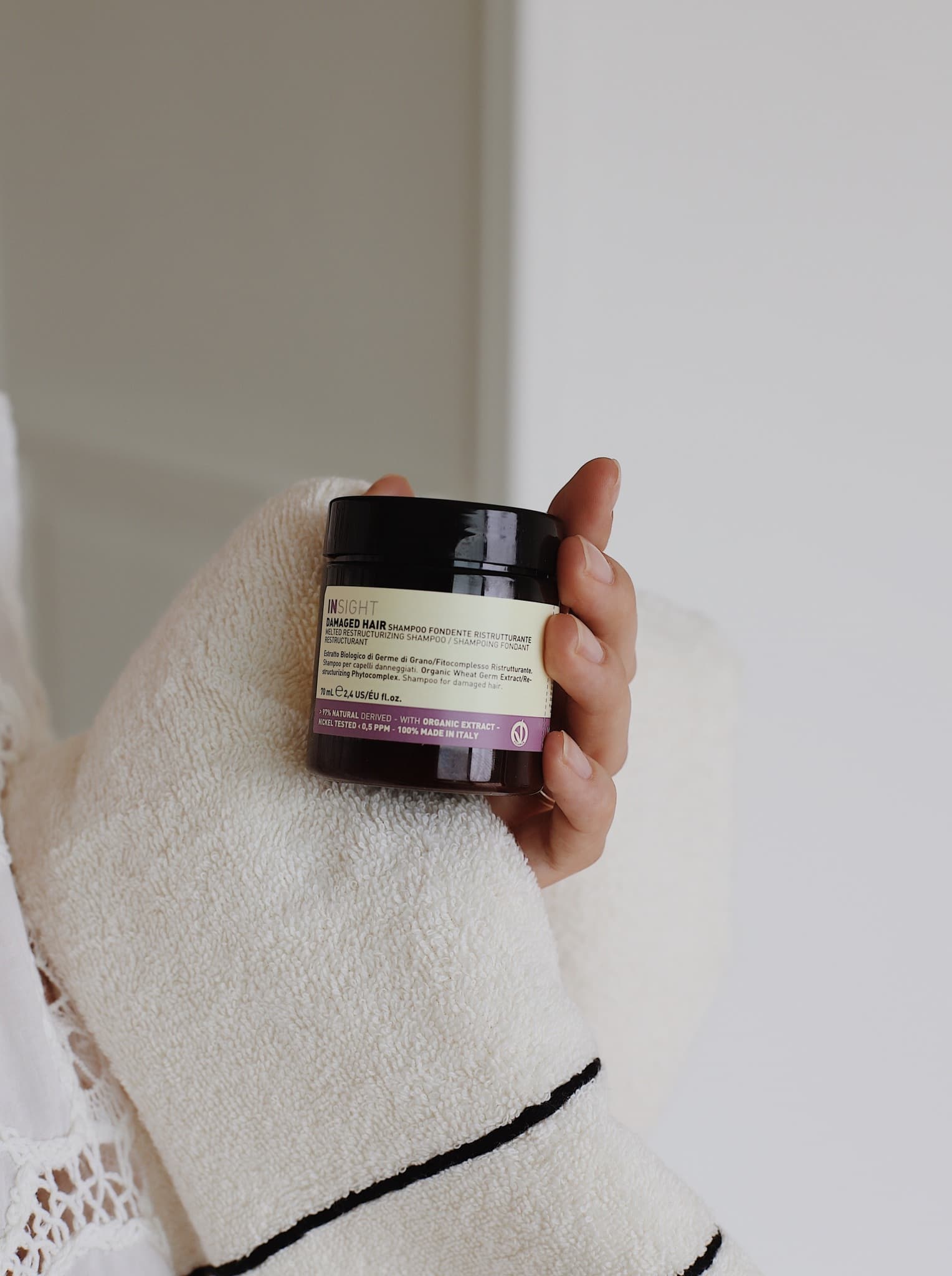 Skoncentrowany szampon o stałej konsystencji do zniszczonych INSIGHT Damaged Hair