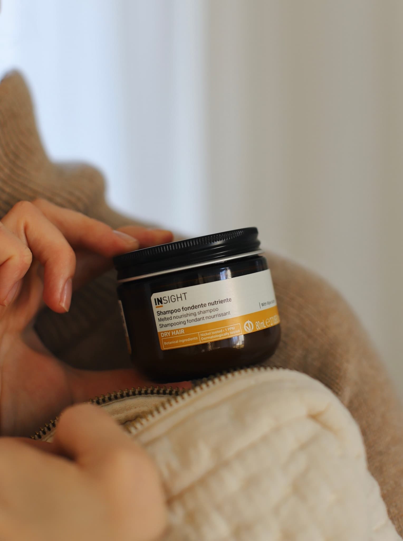 DRY HAIR Skoncentrowany szampon o stałej konsystencji do suchych włosów