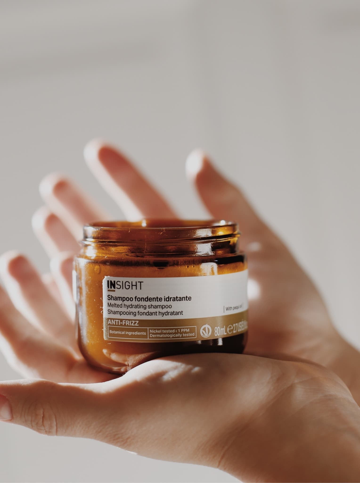 ANTI-FRIZZ Skoncentrowany szampon o stałej konsystencji do włosów puszących się