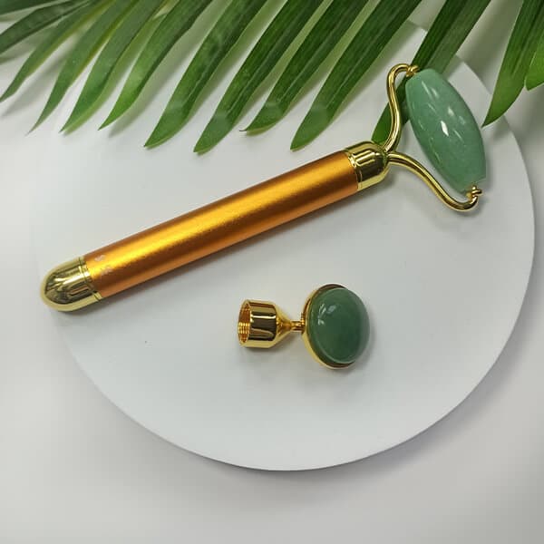 Roller do masowania twarzy z wibracjami zielony jadeit YEYE Made in Nature