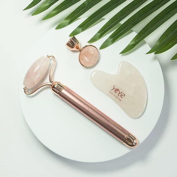 Zestaw roller z wibracją + kamień Gua Sha - różowy kwarc YEYE Made in Nature