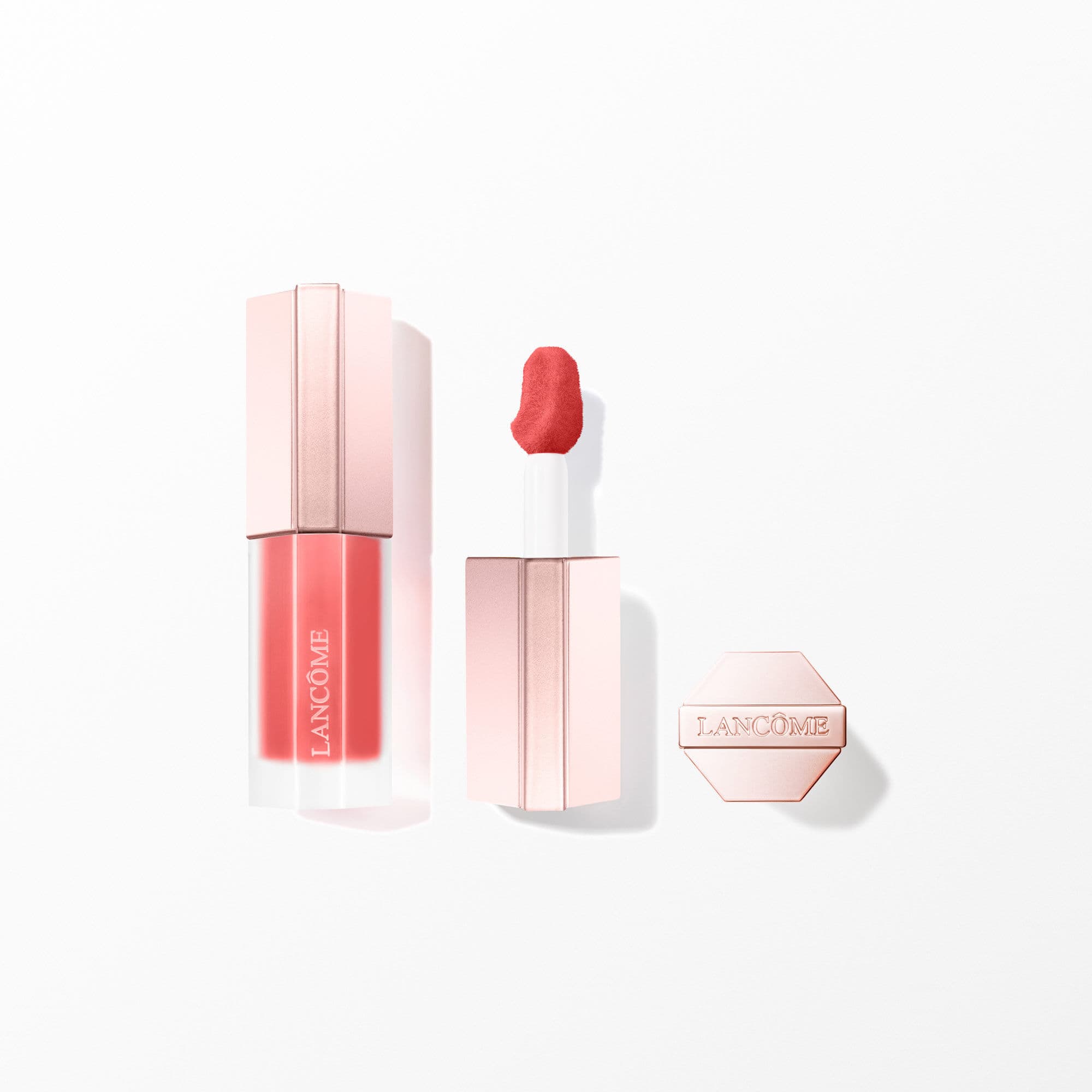 Lip Idôle CuddleBlur™ Matte Velvet Lip Cream balsam do ust wypełniający z matowym wykończeniem odcień 24 Loungy Red